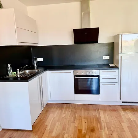 Modern Spacious With Free Parking *