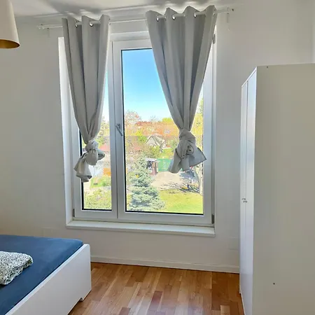 Modern Spacious With Free Parking *