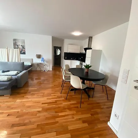 Modern Spacious With Free Parking Apartment