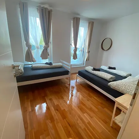 Modern Spacious With Free Parking *